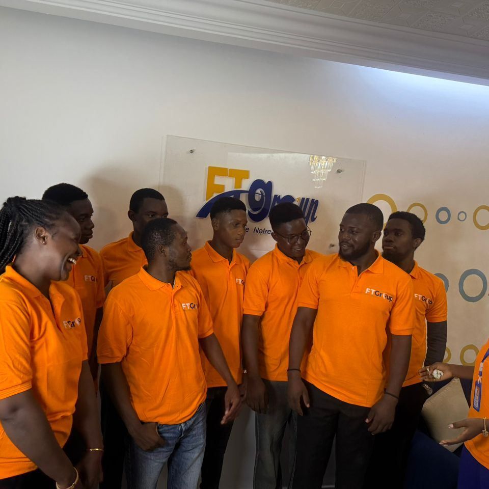 L’équipe FTGroup en polo orange dans l’agence de Makepe