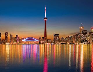 Toronto illuminée au coucher du soleil